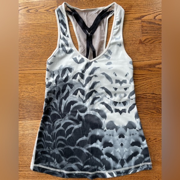 Lululemon Abstract Workout Top - Picture 1 of 7